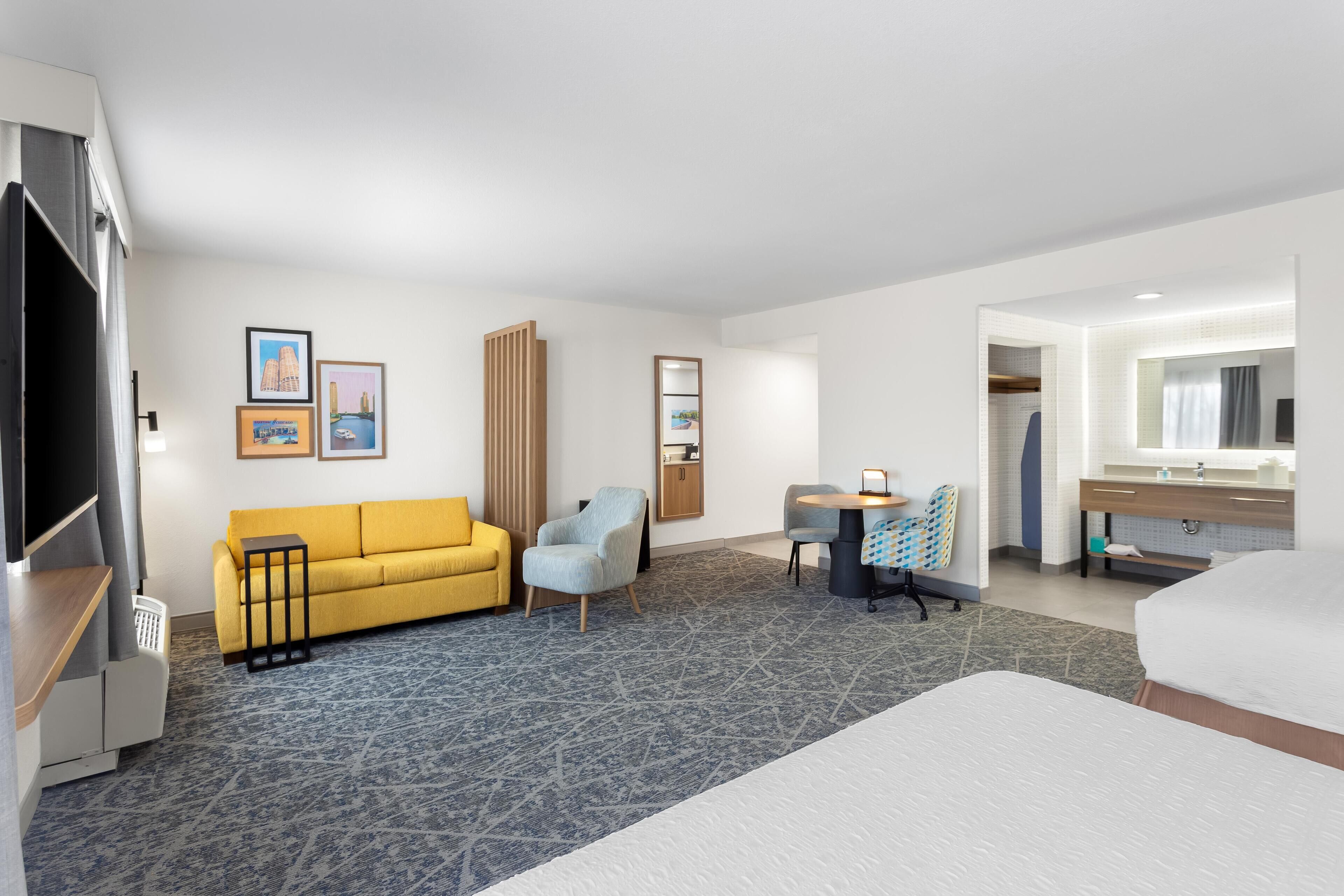 Studio (2 Queen Beds with Sofa bed) | Living area | 32-inch LCD TV with cable channels, TV