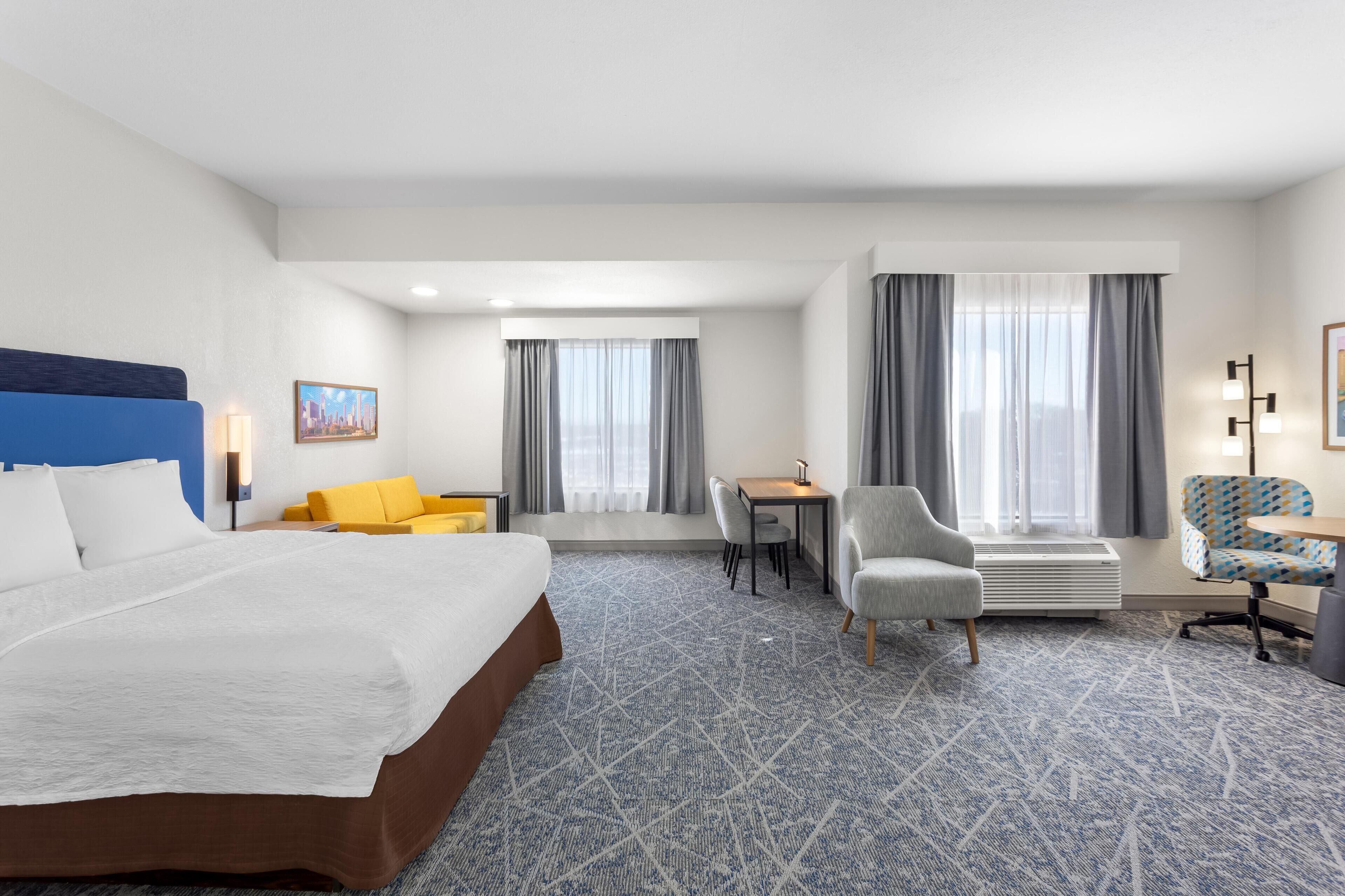 Studio, 1 King Bed, Non Smoking (with Chaise Lounge) | Living area