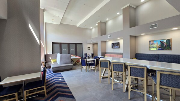 Lobby sitting area - Hampton Inn & Suites Chicago Deer Park (Barrington)