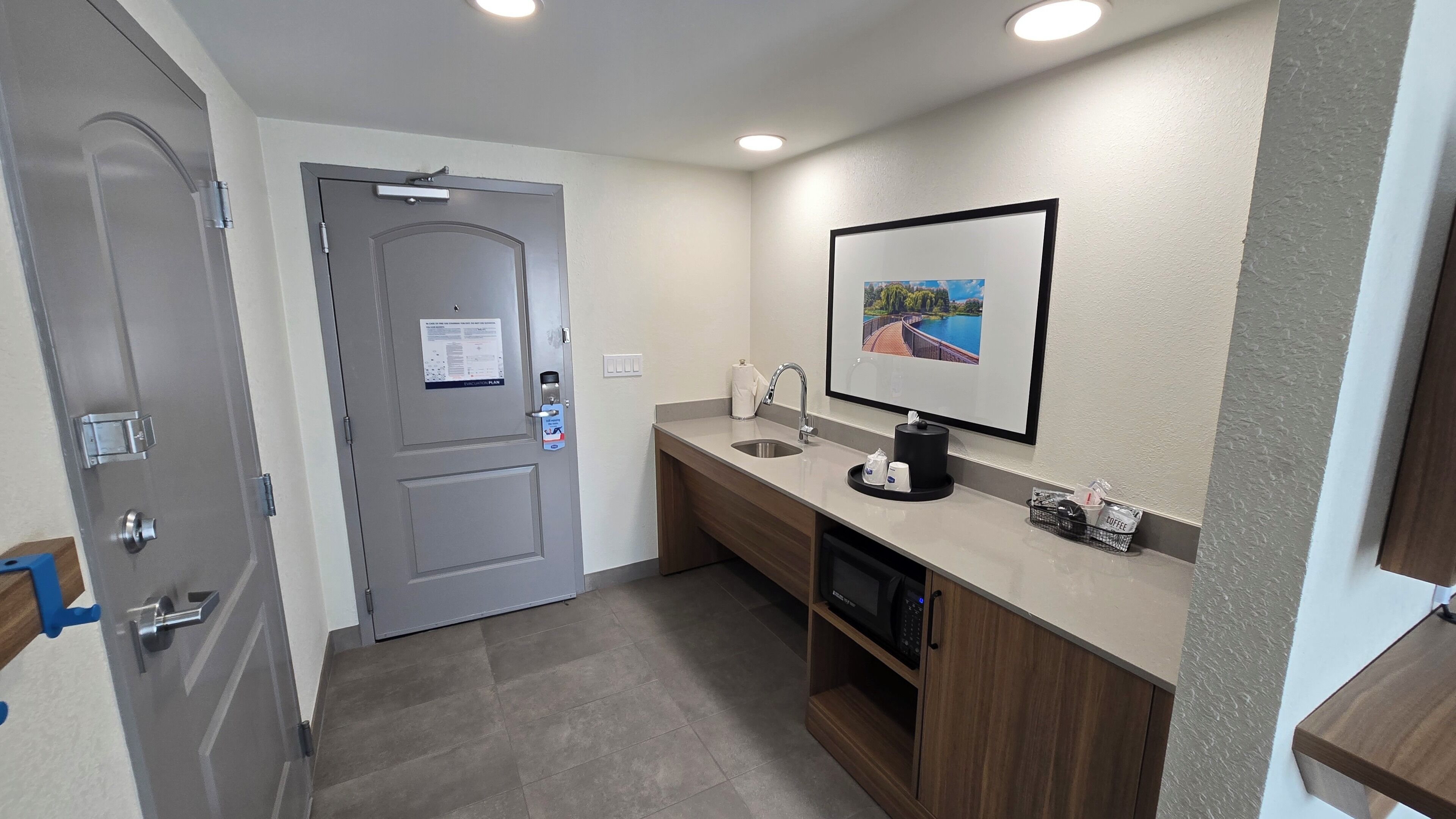 Studio, 1 kingsize-seng, tilgjengelighetstilpasset, ikke-røyk (Mobility &amp; Hearing, Bathtub) | Sengetøy av topp kvalitet, skrivebord og blendingsgardiner