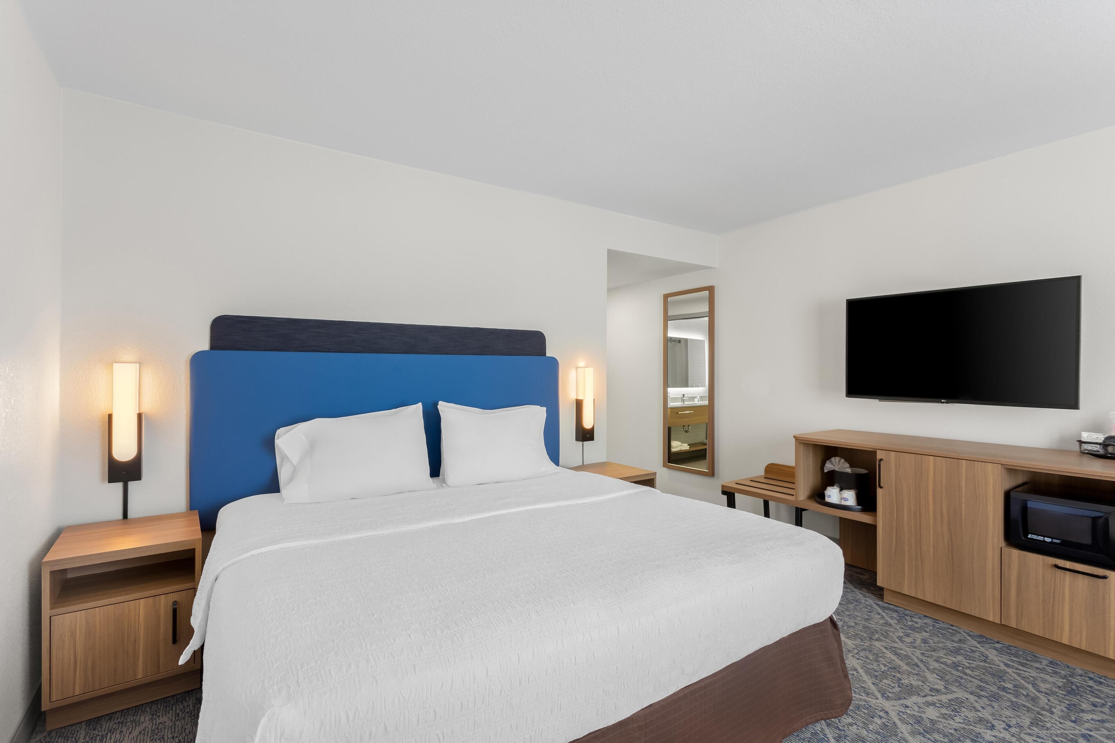 Room, 1 King Bed, Accessible, Non Smoking (Hearing, Shower Only) | Premium bedding, desk, blackout drapes, iron/ironing board