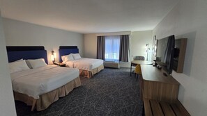 Chambre, 2 grands lits, accessible aux personnes à mobilité réduite (Mobility & Hearing, Bathtub) | Literie de qualité, bureau, rideaux d’obscurcissement