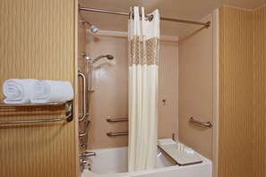 Brankas, setrika/meja setrika, Internet kabel gratis, dan seprai linen