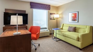 Estudio, no fumadores (2 Queen Beds with Sofa Bed) | Caja fuerte, escritorio, tabla de planchar con plancha y cunas gratuitas