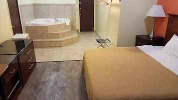 Habitación individual de luna de miel | Escritorio, tabla de planchar con plancha, wifi gratis y ropa de cama