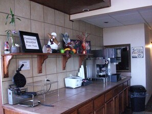 Free daily continental breakfast  - Western Inn South (Kearney)