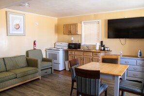 Premier Room | Premium bedding, blackout drapes, free WiFi, bed sheets - Colonial Inn Motel (Nags Head)