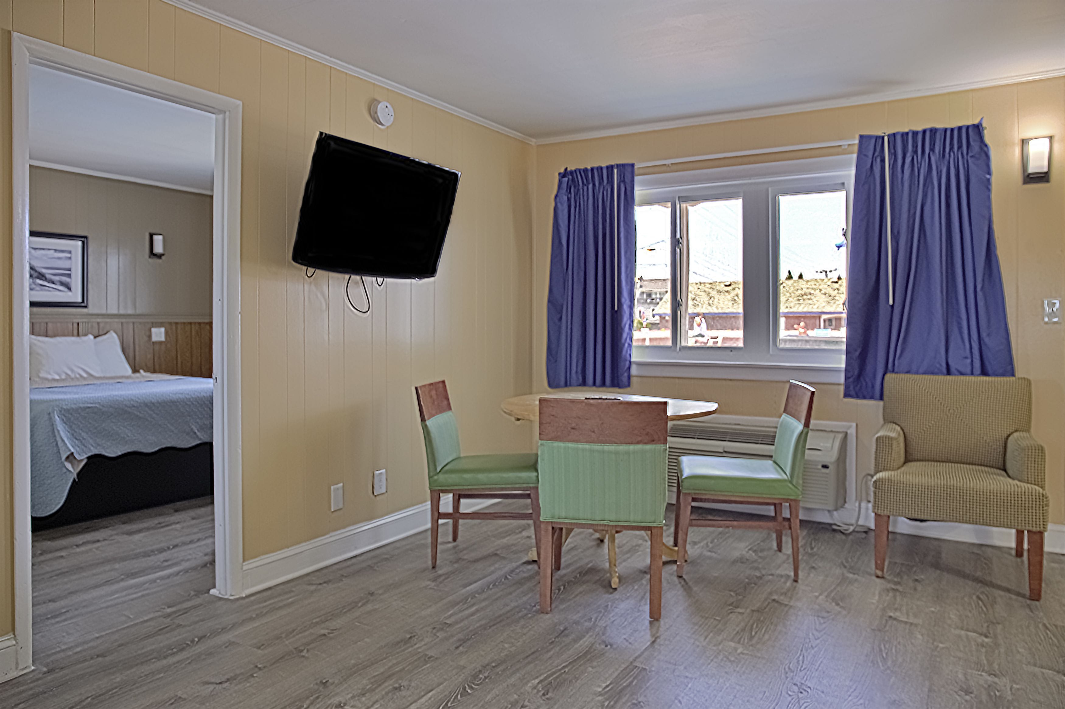 Classic Apartment, 2 Bedrooms, Kitchen | In-room dining
