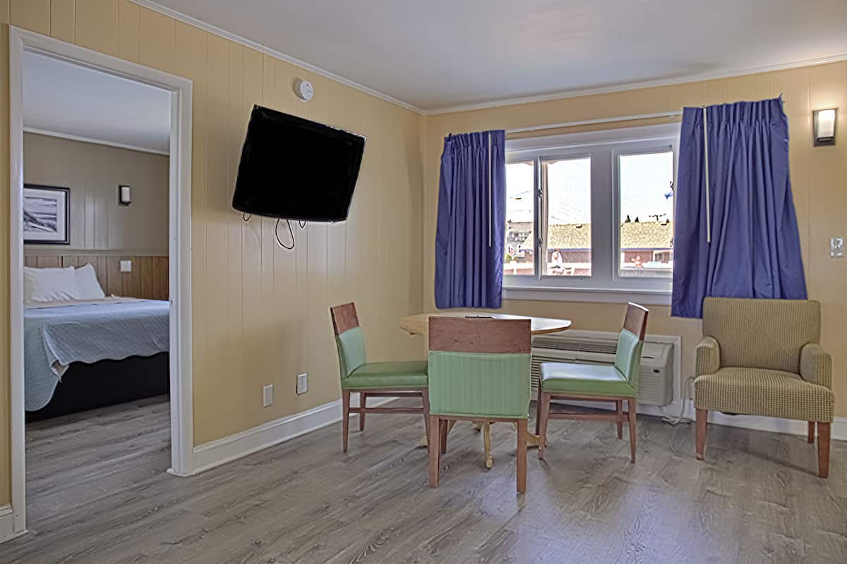 Classic Apartment, 2 Bedrooms, Kitchen | In-room dining