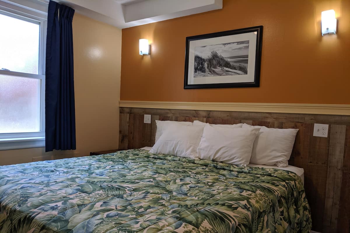 Premium bedding, blackout drapes, free WiFi, bed sheets