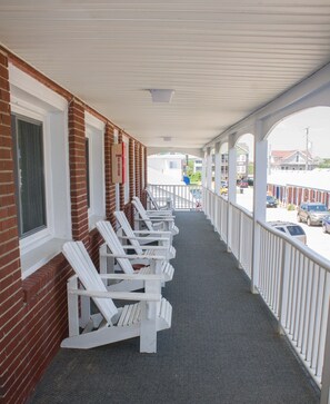 Terrace/patio - Colonial Inn Motel (Nags Head)