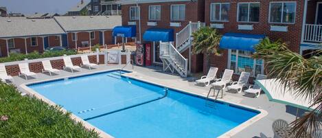 Kolam renang terbuka bermusim, kerusi lepak pantai