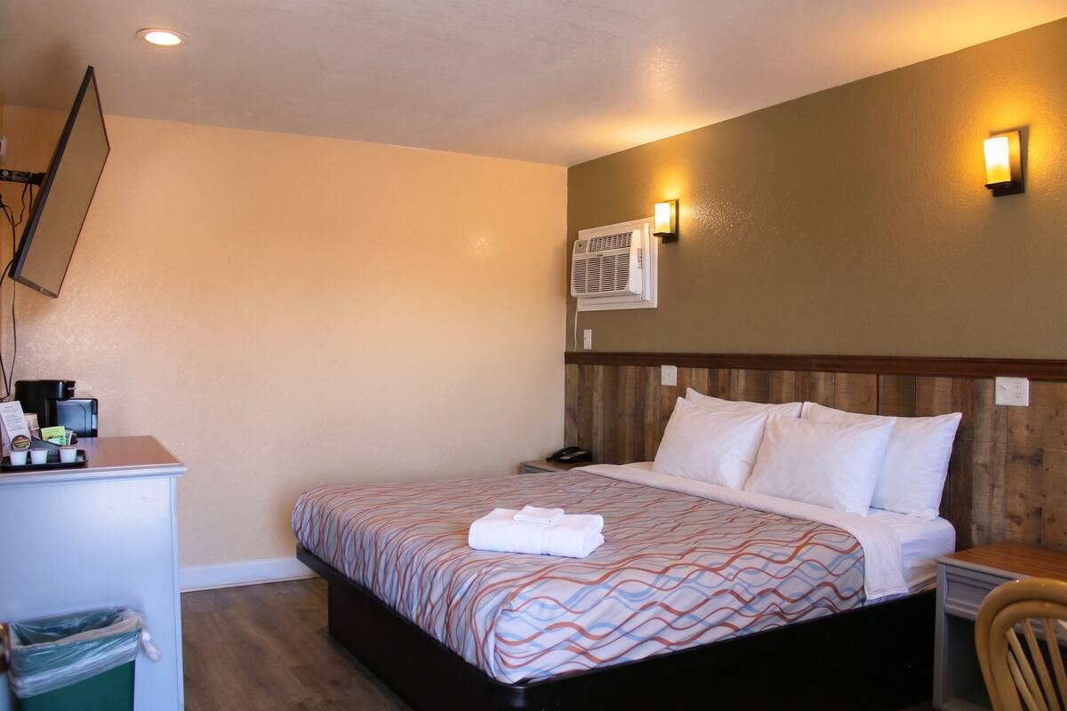 Premium bedding, blackout drapes, WiFi (free), alarm clocks