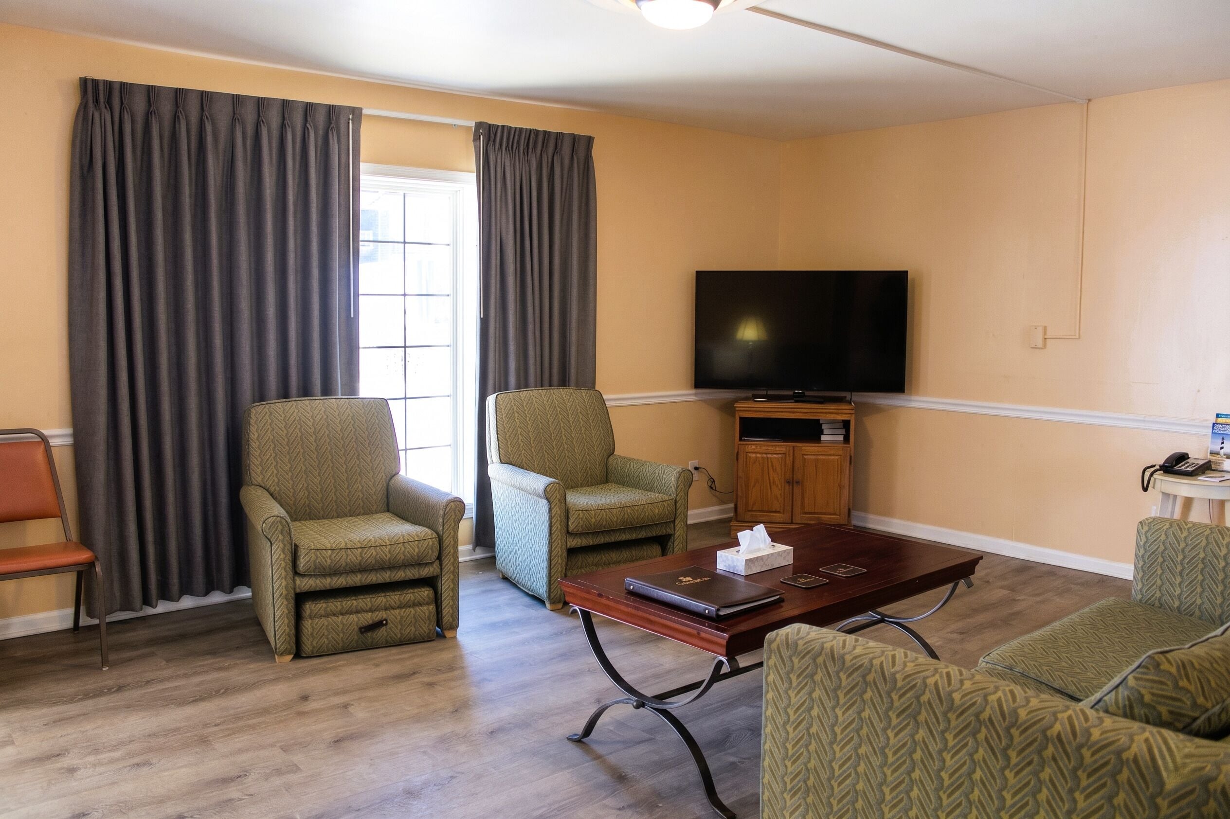 Signature-Dreibettzimmer | Wohnbereich | 32-Zoll-Flachbildfernseher mit Kabelempfang, Fernseher