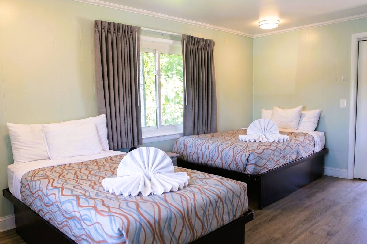 Traditional Room | Premium bedding, blackout drapes, WiFi (free), alarm clocks