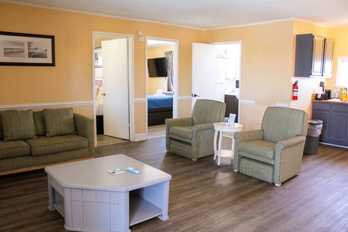 Deluxe Apartment | Living area | 32-inch flat-screen TV with cable channels, TV