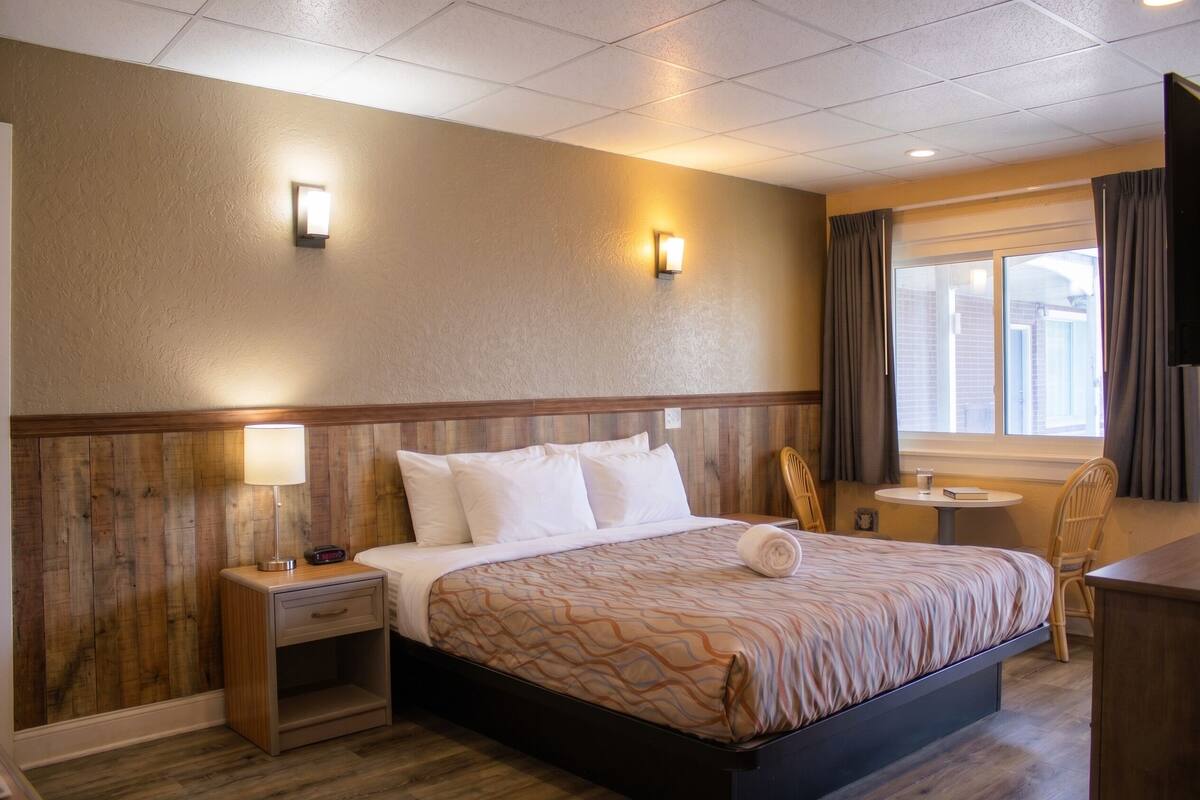 Superior Room, 1 King Bed | Premium bedding, blackout drapes, WiFi (free), alarm clocks