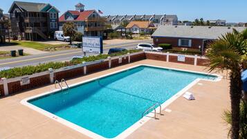 Seasonal outdoor pool, open 9:00 AM to 10:00 PM, sun loungers