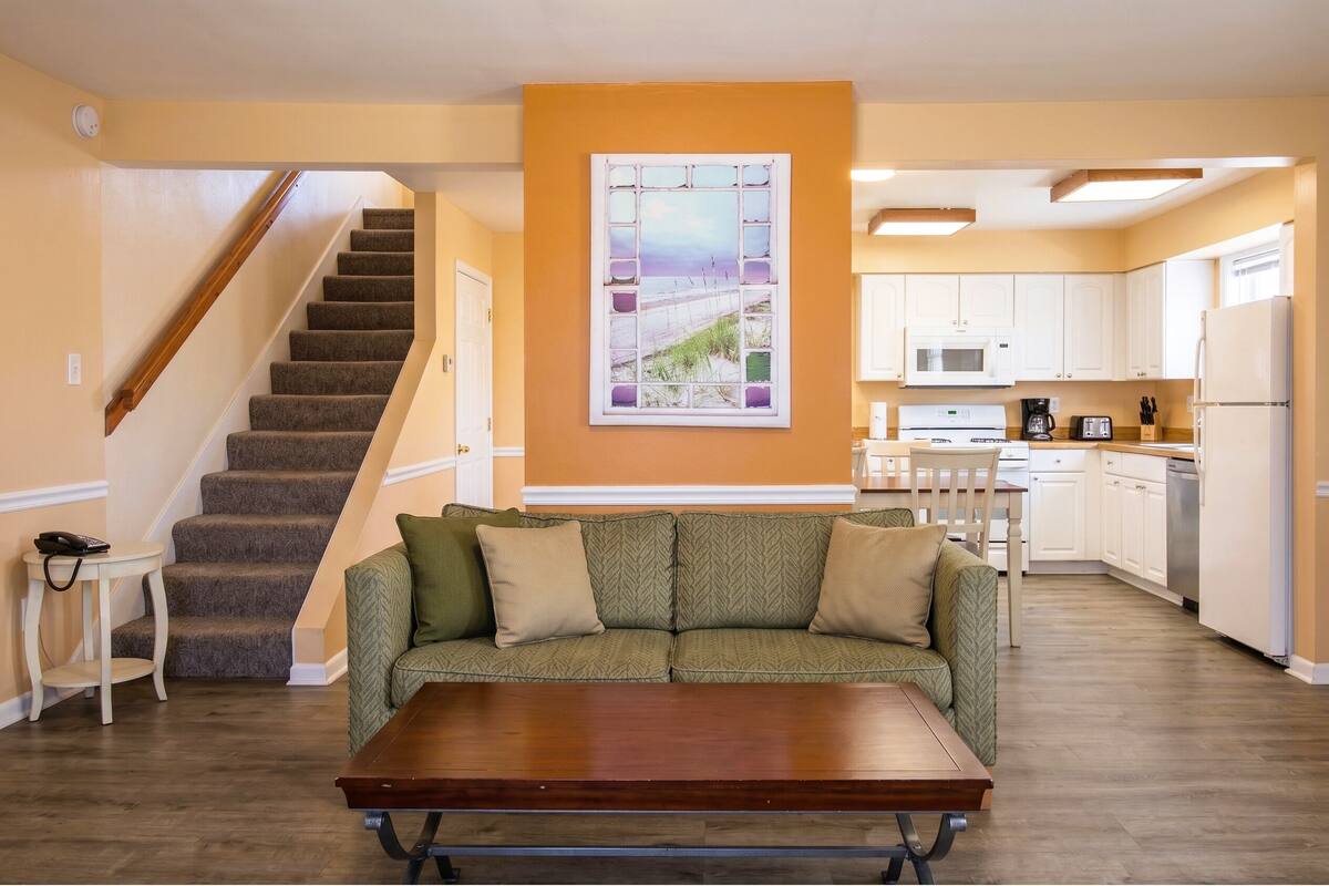 Signature Triple Room | Living area | 32-inch flat-screen TV with cable channels, TV