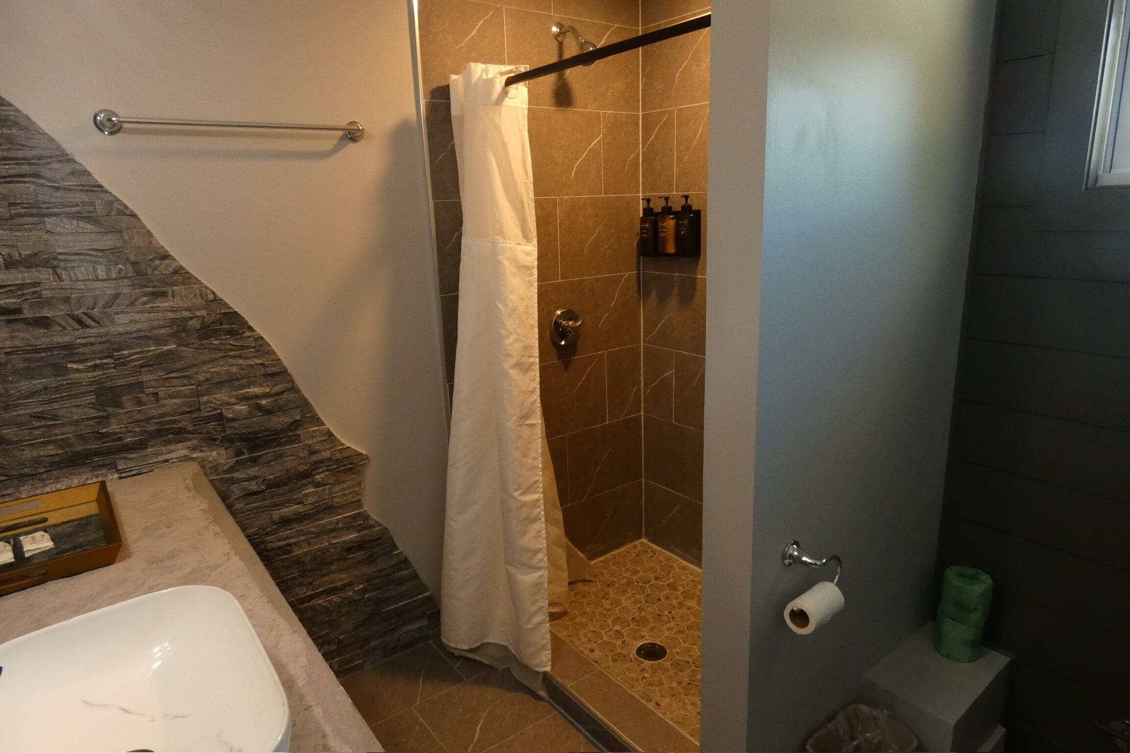 Un baño con ducha, inodoro y lavamanos.