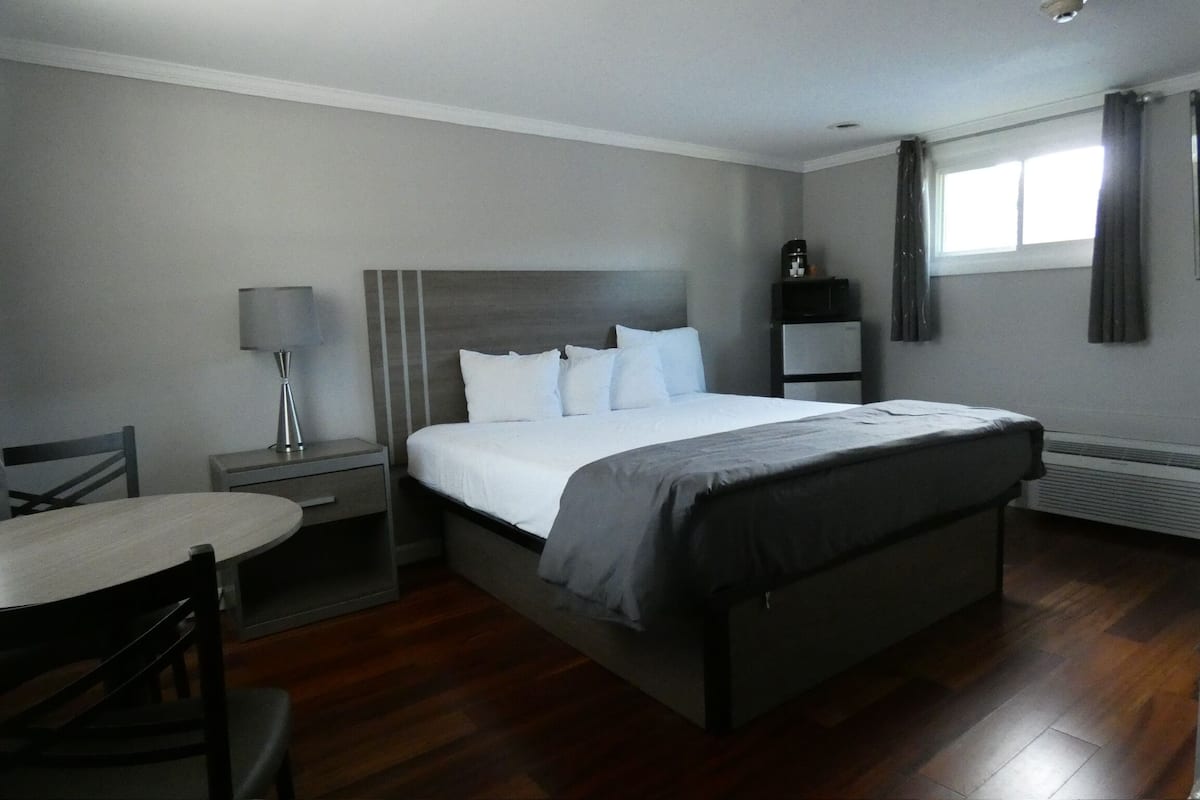 Standard Room, 1 King Bed