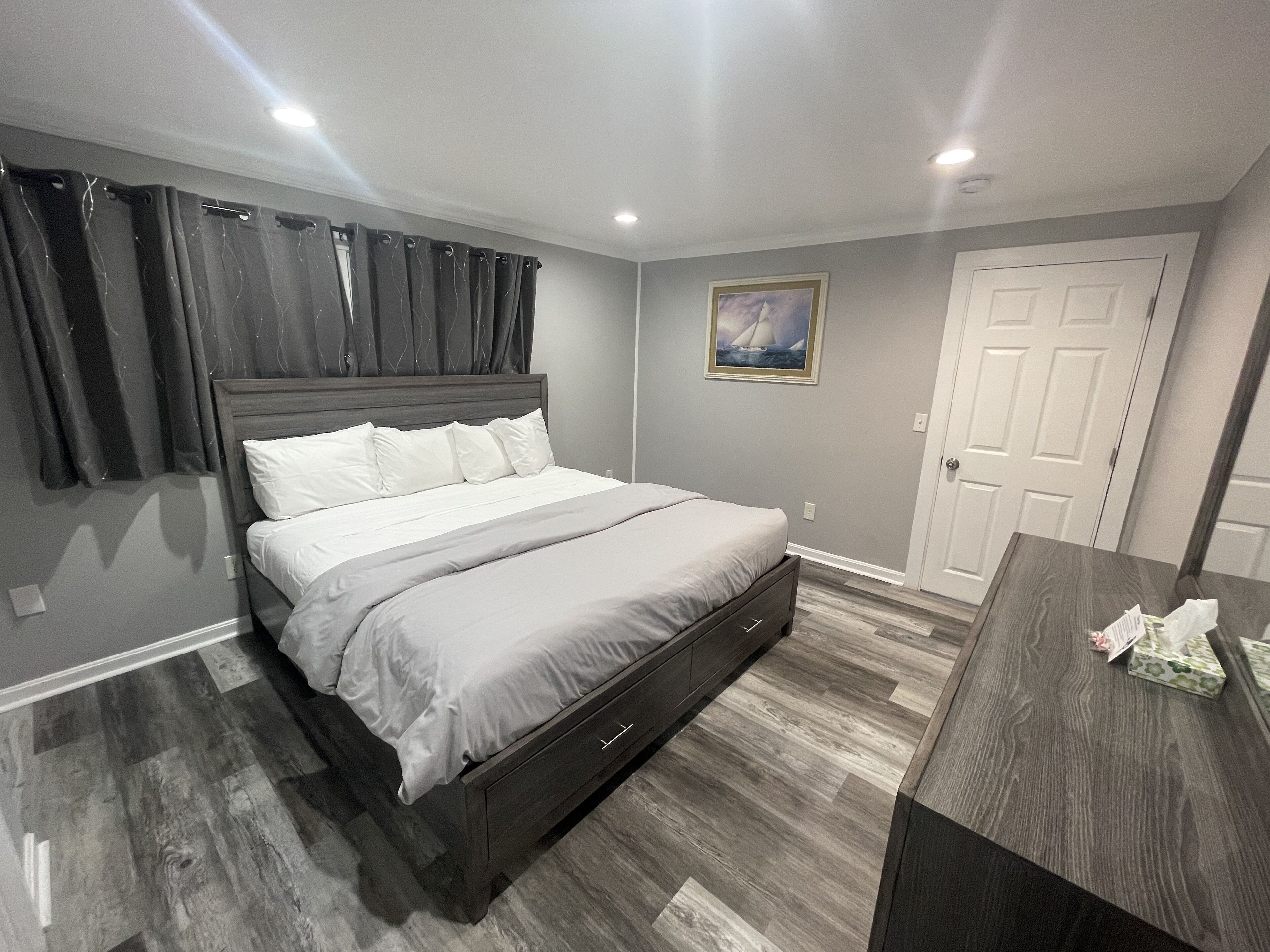 Cubrecamas, muebles diferentes y escritorio 