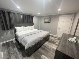 Cubrecamas, muebles diferentes y escritorio 