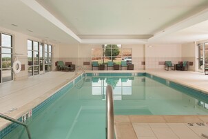 Una piscina techada, sillones reclinables de piscina