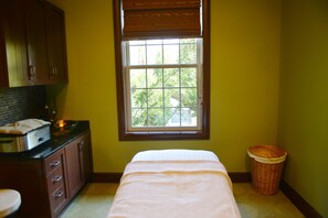 Kropsbehandlinger, aromaterapi, hot stone-massage, deep tissue-massage