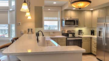 Condo, 3 habitaciones, vista al río | Cocina privada | Cafetera y tetera, refrigerador, microondas y parrilla de estufa
