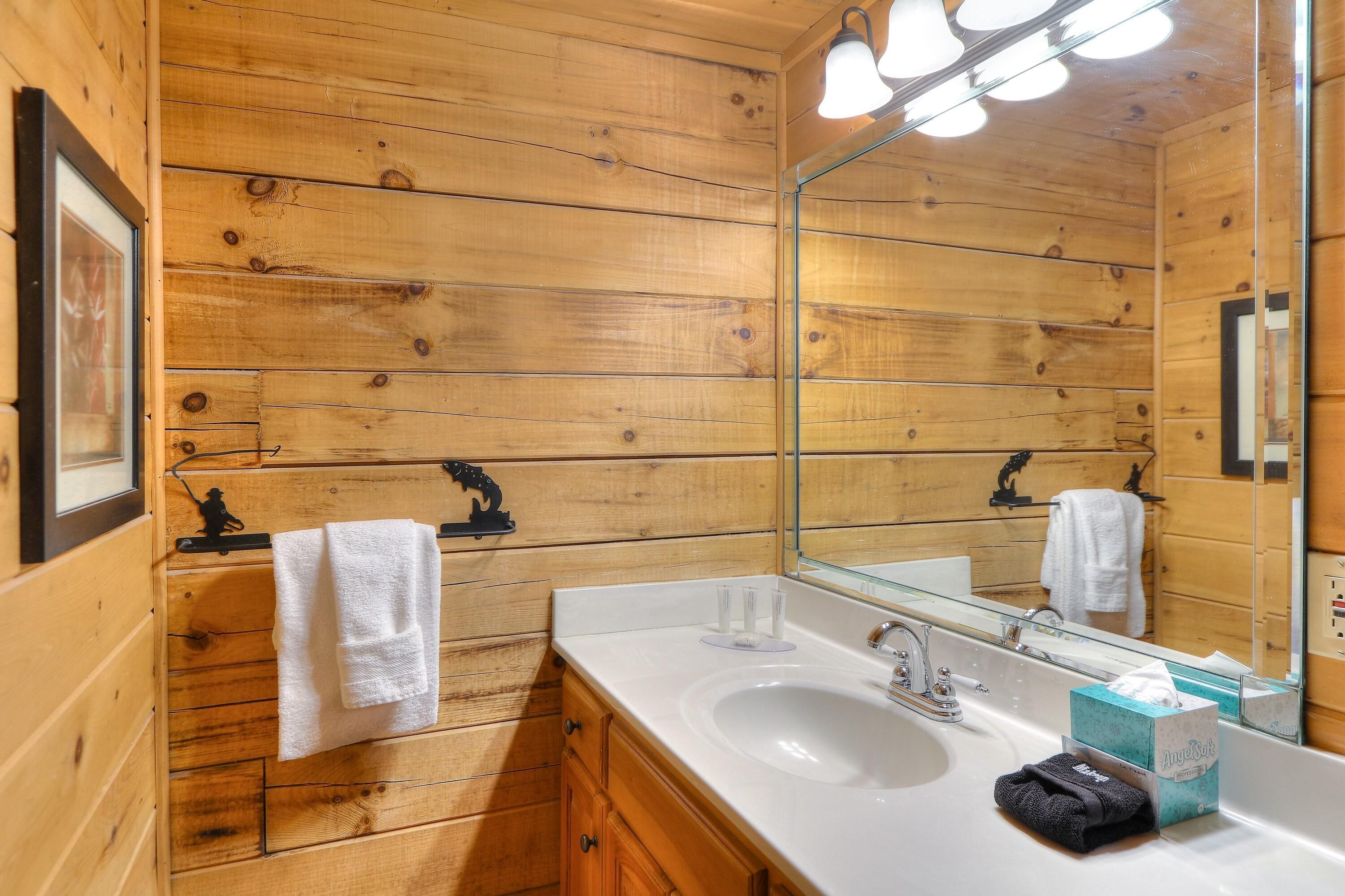 cabin, 3 bedrooms | bathroom | free toiletries, hair dryer, towels