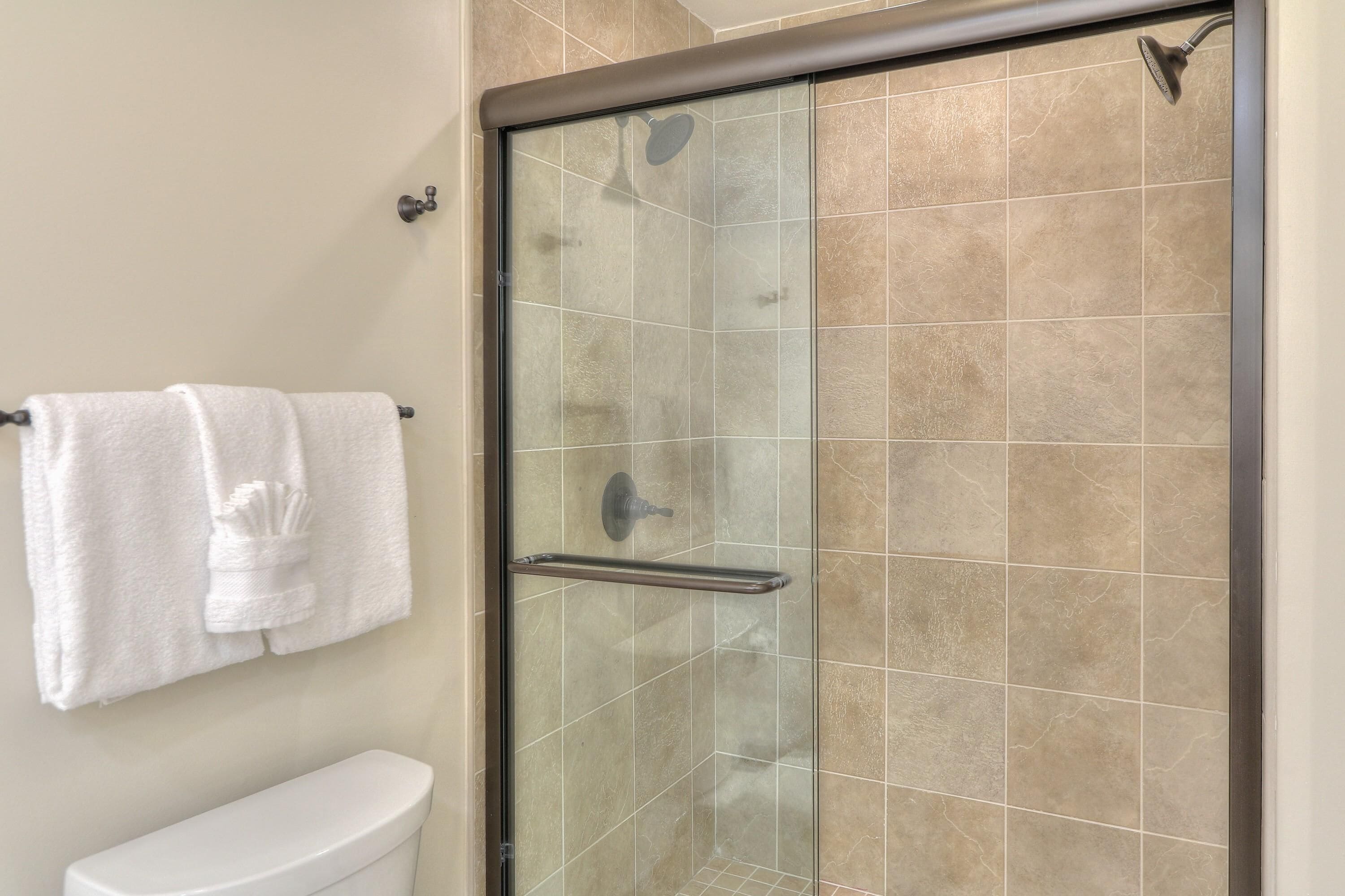 Condo, 3 chambres, vue sur le fleuve | Salle de bain | Articles de toilette (gratuits), séchoir à cheveux, serviettes fournies