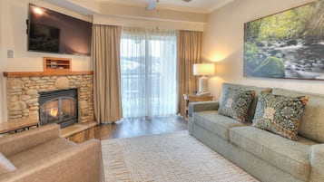 Appart'hÎtel Signature, 1 trÚs grand lit et 1 canapé-lit (Standard One Bedroom Riverview w/ Kin) | Coin séjour | Télévision LCD de 48 pouces avec chaßnes par cùble, télévision