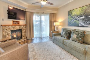 Leilighet – signature, 1 kingsize-seng med sovesofa (Standard One Bedroom Riverview w/ Kin) | Oppholdsområde | En 48-tommers LCD-TV med kabel-kanaler samt TV