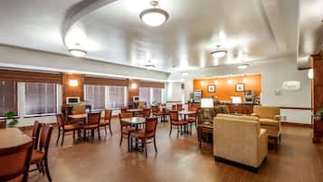 Desayuno completo gratuito y diario