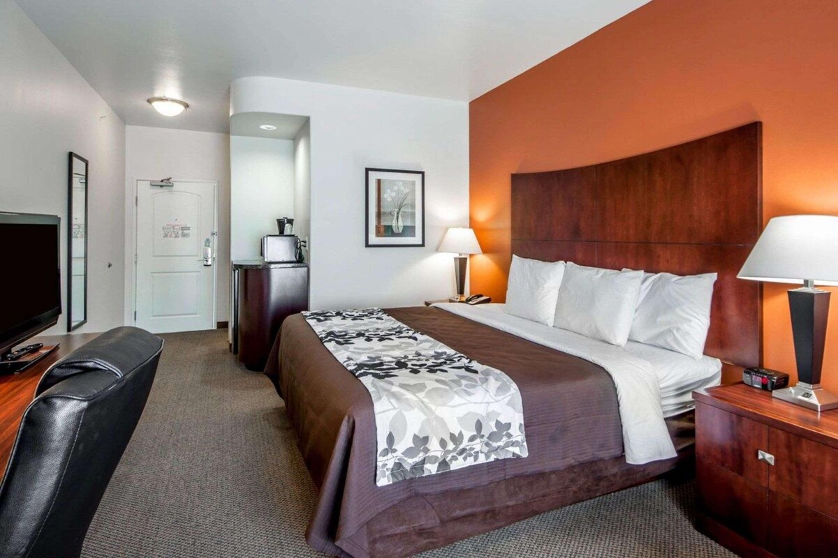 Desk, laptop workspace, iron/ironing board, rollaway beds