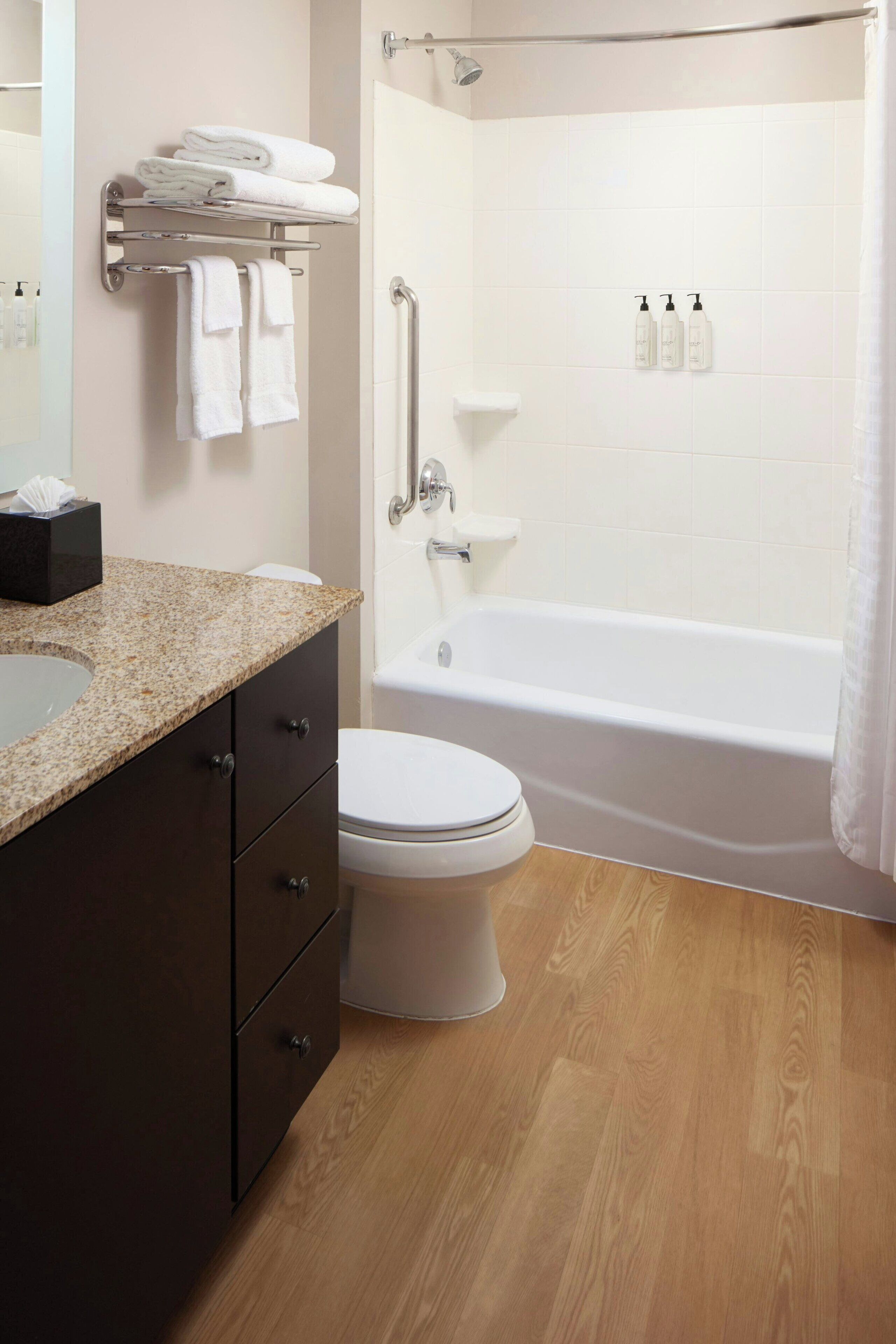 combined shower/bathtub, hair dryer, towels