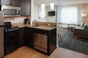 In-room safe, desk, iron/ironing board, bed sheets - TownePlace Suites by Marriott Winchester (Winchester)