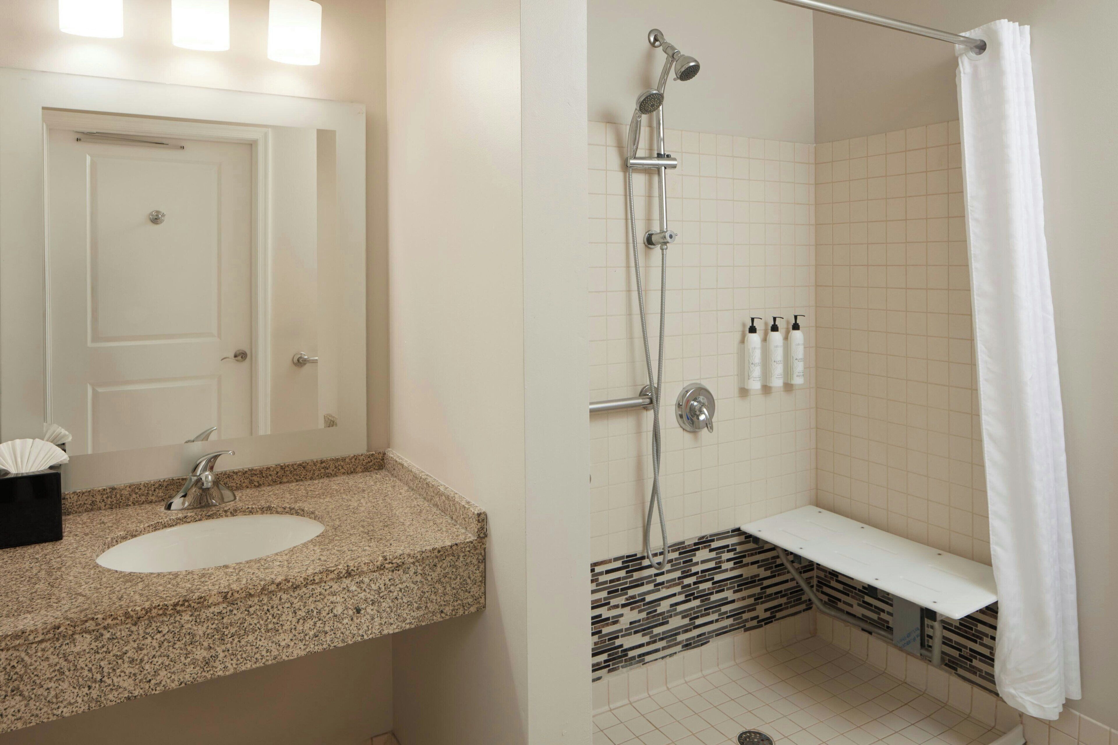 studio, 1 king bed with sofa bed, non smoking | bathroom | combined shower/bathtub, hair dryer, towels