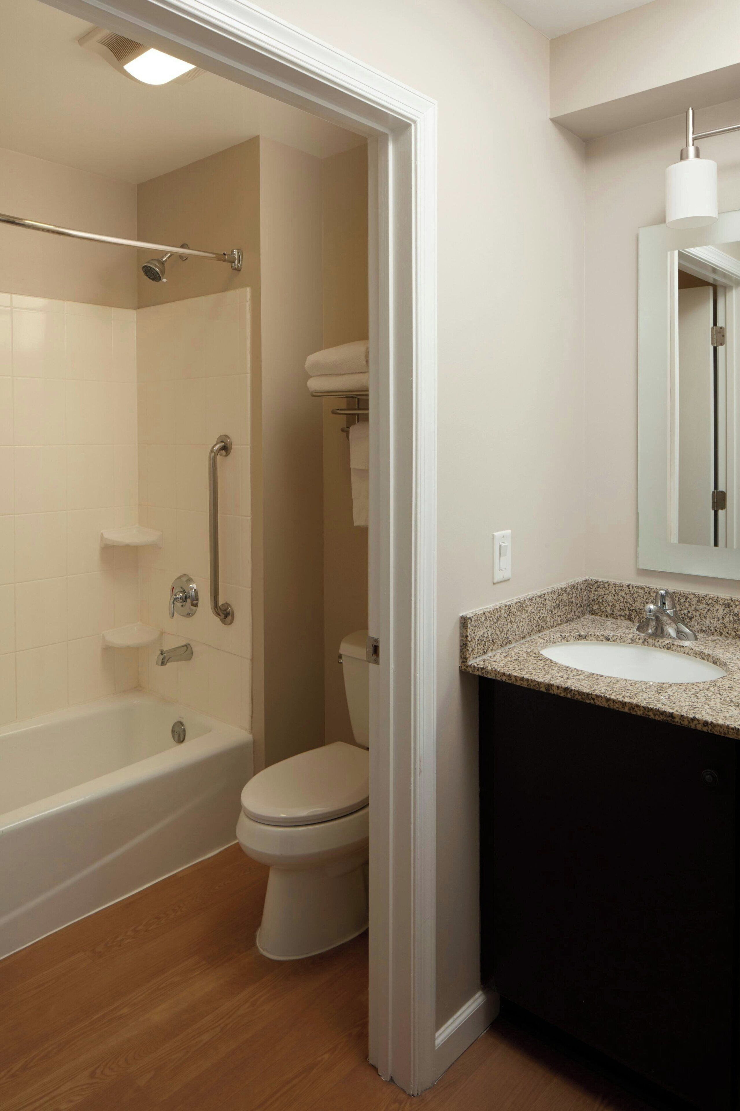 suite, 2 bedrooms | bathroom | combined shower/bathtub, hair dryer, towels