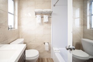 Bañera con ducha, artículos de tocador gratuitos, secador de pelo