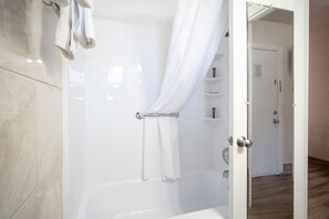 Bathroom shower - Island Sun Inn & Suites - Historic Venice & Beach Getaway (Venice)