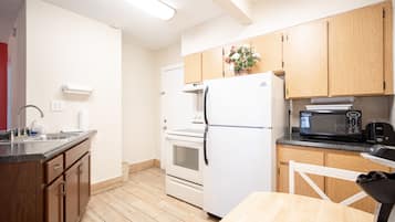 Deluxe Studio, 1 King Bed, Kitchen | Private kitchen
