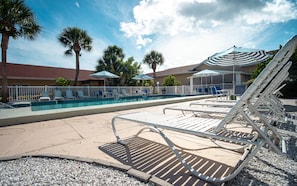Piscine extérieure, accès possible de 9 h à 18 h, parasols