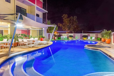 Outdoor pool, pool loungers. Quality Hotel Darwin Airport