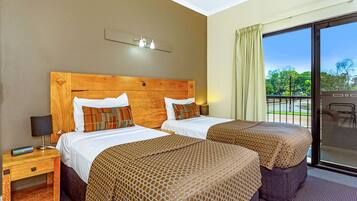 Twin Room | Premium bedding, minibar, desk, blackout drapes