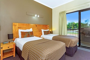 雙床房 | 高級寢具、迷你吧、書桌、遮光布/窗簾