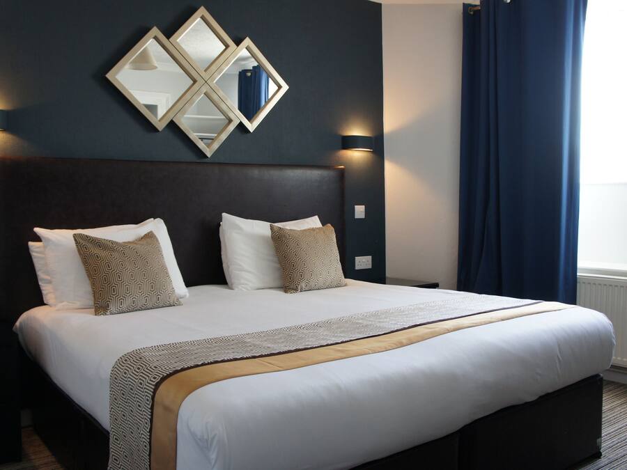 Superior Double Room, Ensuite | Hypo-allergenic bedding, blackout drapes, iron/ironing board, free WiFi