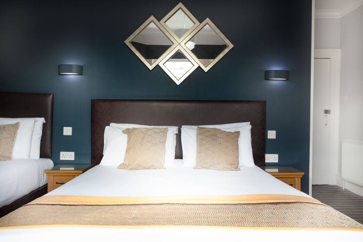 triple room, ensuite (family) | 1 bedroom, hypo-allergenic bedding, blackout curtains