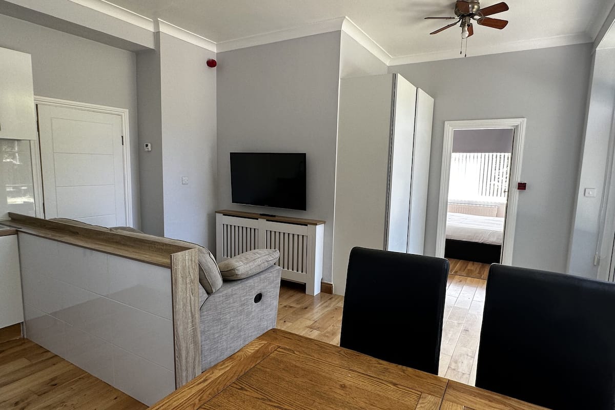 superior apartment, ensuite, garden view | dining